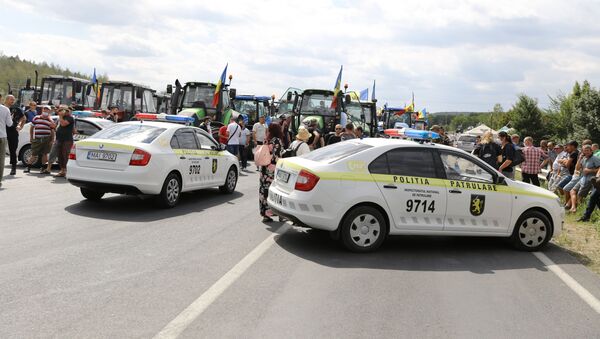 Poliția nu permite agricultorilor protestatari să intre în capitală pe șoseaua Chișinău-Hâncești - Sputnik Молдова