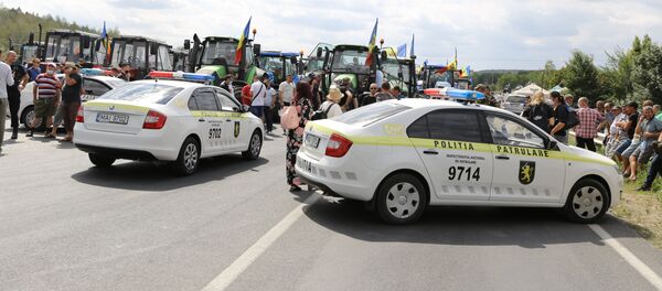 Poliția nu permite agricultorilor protestatari să intre în capitală pe șoseaua Chișinău-Hâncești - Sputnik Молдова