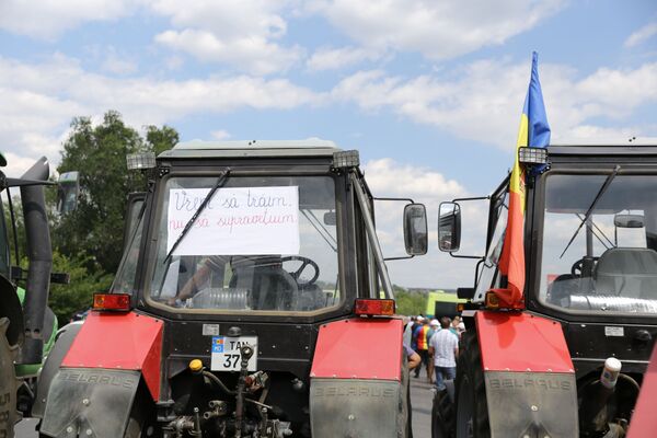 Agricultorii protestează la intrarea în Chișinău cu tehnica agricolă  - Sputnik Молдова
