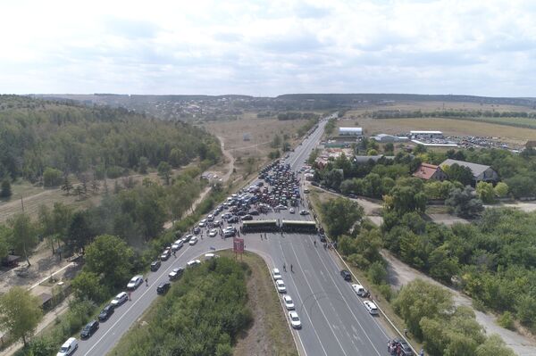 Poze cu drona: Agricultorii protestatari și polițiștii, față în față - Sputnik Moldova