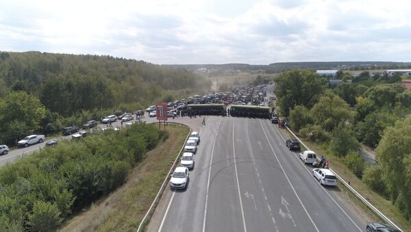 Poliția nu permite agricultorilor protestatari să intre în capitală pe șoseaua Chișinău-Hâncești  - Sputnik Молдова