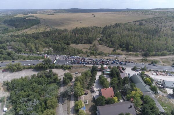 Съемки с дрона: тракторы протестующих фермеров против автобусов полиции Съемки с дрона: тракторы протестующих фермеров против автобусов полиции - Sputnik Молдова