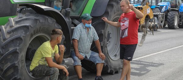 Agricultorii protestează la intrarea în Chișinău cu tehnica agricolă - Sputnik Moldova