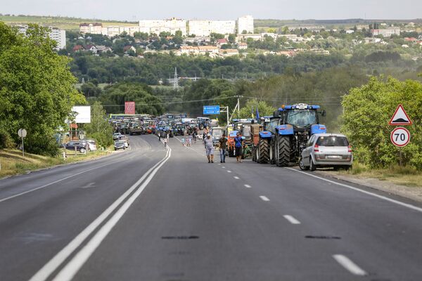 Agricultorii protestează la intrarea în Chișinău cu tehnica agricolă - Sputnik Молдова