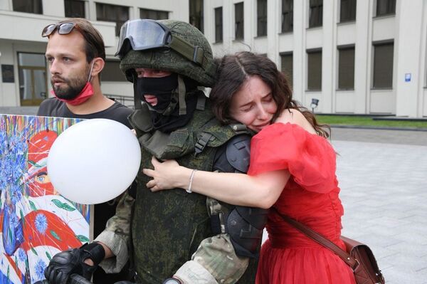 Militarii au forțat demonstranții din Minsk să se distanțeze de sediul Guvernului Militarii au forțat demonstranții din Minsk să se distanțeze de sediul Guvernului - Sputnik Moldova-România