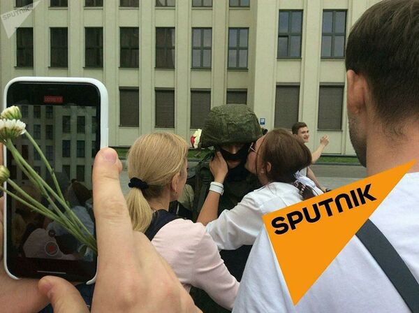 Militarii au forțat demonstranții din Minsk să se distanțeze de sediul Guvernului Militarii au forțat demonstranții din Minsk să se distanțeze de sediul Guvernului - Sputnik Moldova-România