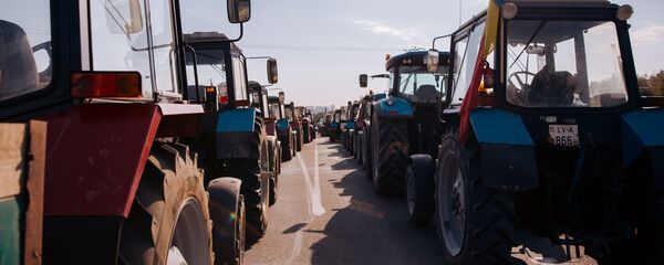 Agricultorii protestează la intrarea în Chișinău cu tehnica agricolă - Sputnik Moldova