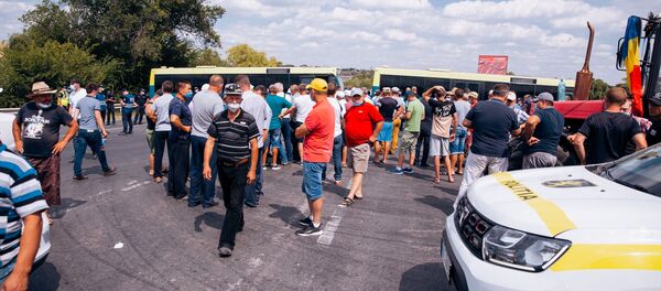Agricultorii protestează la intrarea în Chișinău cu tehnica agricolă - Sputnik Moldova
