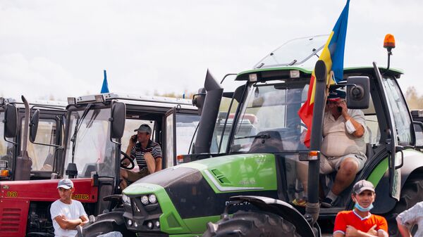 Agricultorii protestează la intrarea în Chișinău cu tehnica agricolă - Sputnik Moldova-România