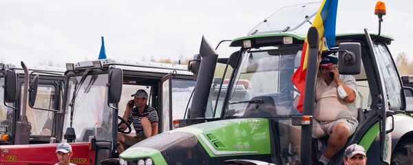 Agricultorii protestează la intrarea în Chișinău cu tehnica agricolă - Sputnik Молдова