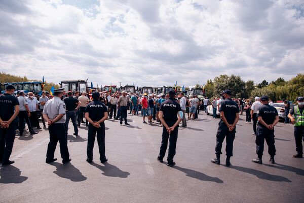 Unitățile speciale ale poliției au blocat accesul agricultorilor cu tehnică agricolă spre Chișinău, în preajma lacului Dănceni. Vineri, 14 august - Sputnik Moldova