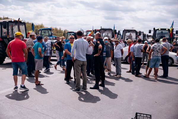 Agricultorii au blocat cu tehnica agricolă drumul național Hâncești-Chișinău, în preajma lacului Dănceni, fiind opriți de forțele speciale ale poliției. Vineri, 14 august - Sputnik Moldova