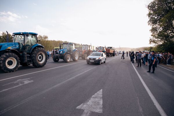 Poliția le-a permis agricultorilor să intre în Chișinău cu tehnica agricolă, în preajma Autogării de Sud, după discuțiile purtate de reprezentanții protestatarilor la Guvern în seara zilei de 14 august - Sputnik Moldova