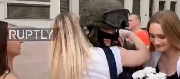 Беларусь: протестующие обнимают силовиков Беларусь: протестующие обнимают силовиков - Sputnik Молдова