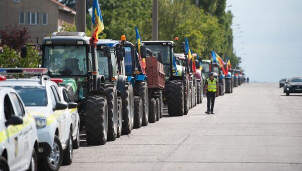 Agricultorii protestează la intrarea în Chișinău cu tehnica agricolă - Sputnik Moldova