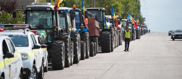 Agricultorii protestează la intrarea în Chișinău cu tehnica agricolă - Sputnik Moldova