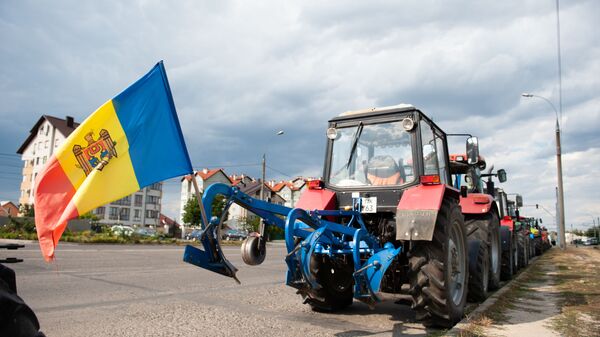 Agricultorii la intrarea în Chișinău cu tehnica agricolă - Sputnik Moldova