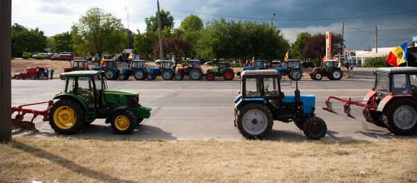 Agricultorii protestează la intrarea în Chișinău cu tehnica agricolă - Sputnik Молдова