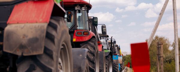 Tractoare parcate  - Sputnik Moldova