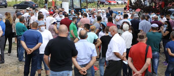 Fermierii și susținătorii politici discută aparte în grupuri protest agricultori - Sputnik Молдова