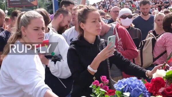 Тысячи людей собрались у импровизированного мемориала в Минске, чтобы почтить память погибшего демонстранта - Sputnik Молдова