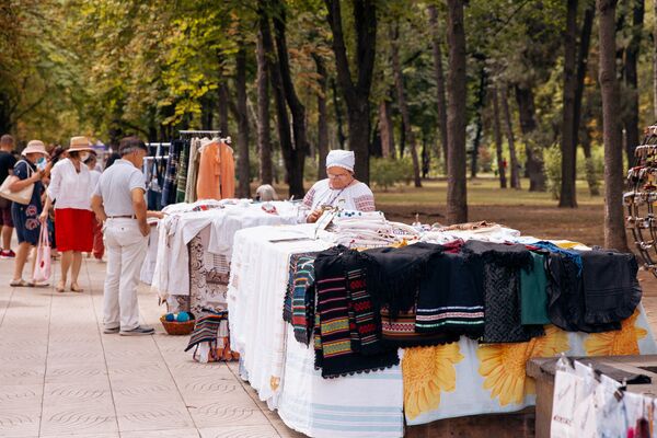 Vizitatori la Târgul meșterilor populari în centrul Capitalei - Sputnik Moldova