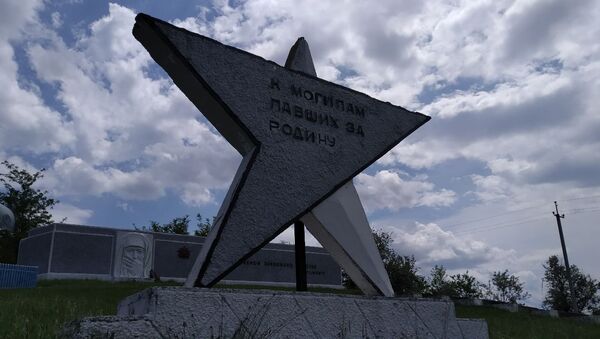 Указатель к братской могиле советских воинов, установленный на трассе Кишинев-Унгены - Sputnik Молдова