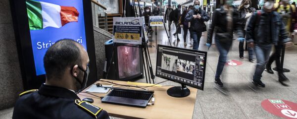 Охранник проверяет пассажиров на вокзале в Милане после этапного завершения карантина в Италии - Sputnik Moldova