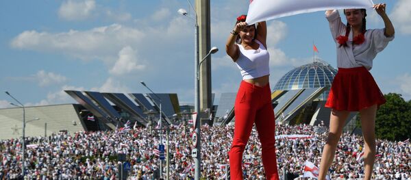 Участники общегражданского марша За свободу у стелы Минск — город-герой в Минске - Sputnik Moldova