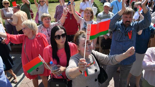 Участники митинга на площади Независимости в Минске в поддержку действующего президента Белоруссии Александра Лукашенко - Sputnik Молдова
