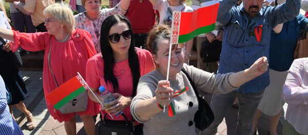 Участники митинга на площади Независимости в Минске в поддержку действующего президента Белоруссии Александра Лукашенко Участники митинга на площади Независимости в Минске в поддержку действующего президента Белоруссии Александра Лукашенко - Sputnik Молдова