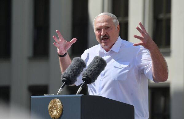 Президент Белоруссии Александр Лукашенко выступает на митинге, организованном в его поддержку на площади Независимости в Минске - Sputnik Moldova
