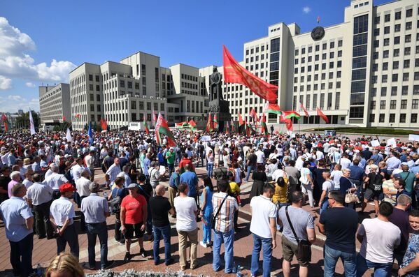 Участники митинга на площади Независимости в Минске в поддержку действующего президента Белоруссии Александра Лукашенко - Sputnik Moldova