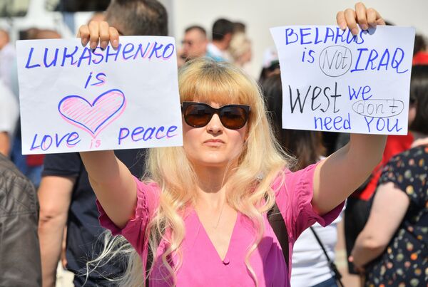 Участница митинга на площади Независимости в Минске в поддержку действующего президента Белоруссии Александра Лукашенко - Sputnik Moldova