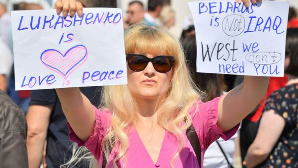 Участница митинга на площади Независимости в Минске в поддержку действующего президента Белоруссии Александра Лукашенко - Sputnik Moldova-România