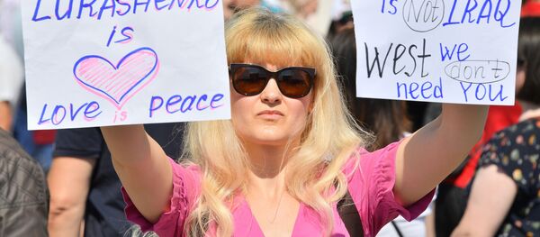 Участница митинга на площади Независимости в Минске в поддержку действующего президента Белоруссии Александра Лукашенко - Sputnik Moldova-România