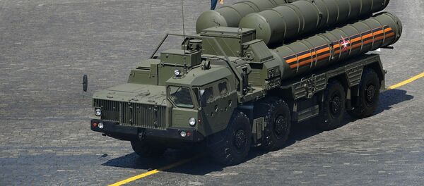Зенитная ракетная система С-400 во время военного парада на Красной площади в Москве - Sputnik Молдова