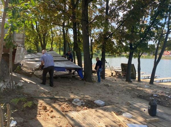 В одном из парков Кишинева демонтируют ресторан - Sputnik Молдова