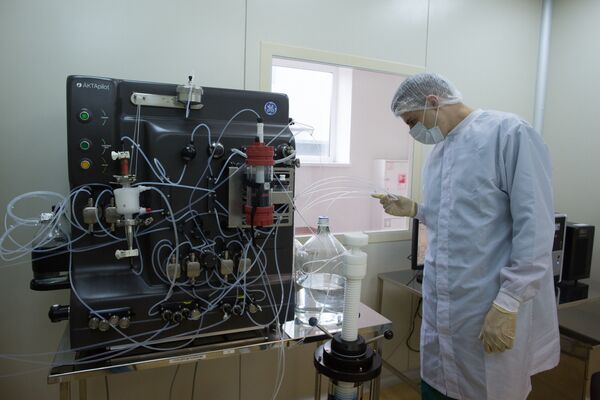 Производство вакцины от COVID-19 на фармацевтическом заводе Биннофарм - Sputnik Moldova-România