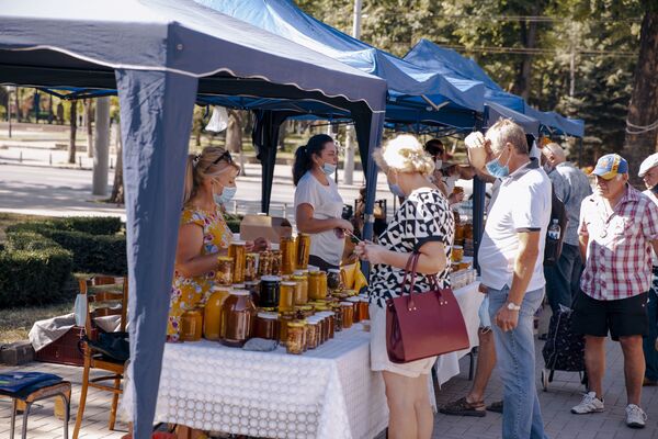 Vizitatorii pot cumpăra miere, polen, ceară, bucăți de fagure și tinctură de propolis - Sputnik Moldova