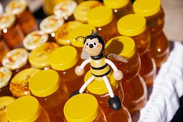 Fiecare apicultori și-a decorat tarabele în cel mai deosebit mod - Sputnik Moldova