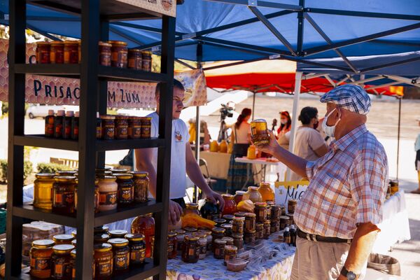 Cumpărătorii au posibilitatea să guste mierea înainte de a cumpăra - Sputnik Moldova