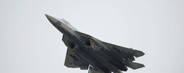 Многофункциональный истребитель пятого поколения Су-57 на воздушном параде Победы в Москве - Sputnik Молдова