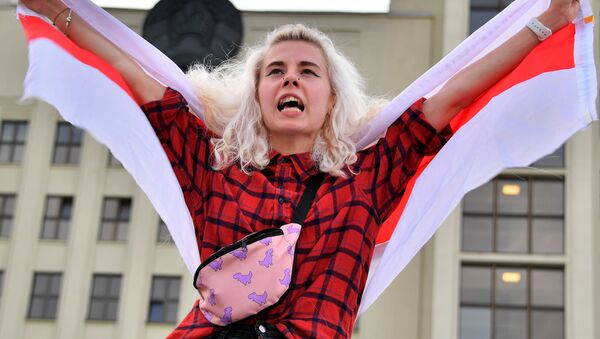 Участница акции протеста на площади Независимости в Минске - Sputnik Moldova