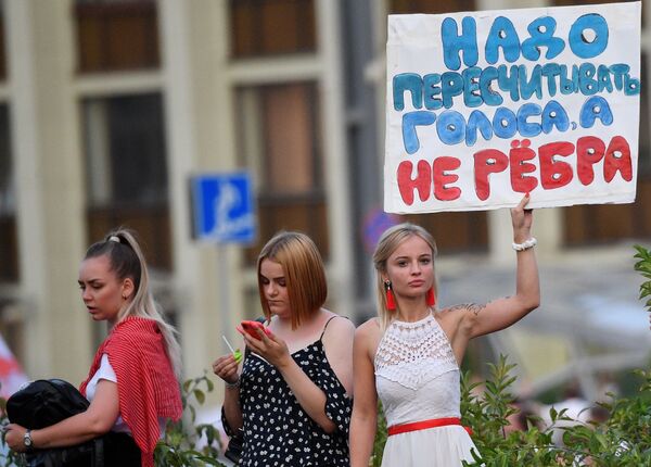 Участники акции протеста на площади Независимости в Минске - Sputnik Moldova