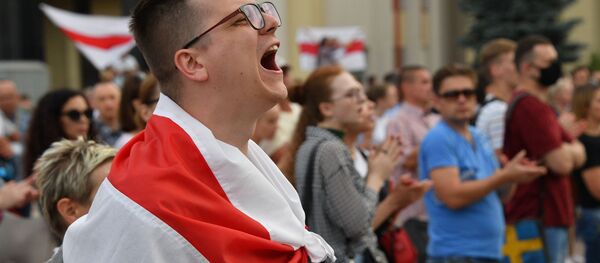 Участники акции протеста на площади Независимости в Минске Участники акции протеста на площади Независимости в Минске - Sputnik Молдова