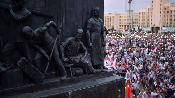 Участники акции протеста на площади Независимости в Минске - Sputnik Молдова