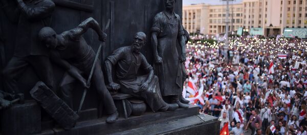 Участники акции протеста на площади Независимости в Минске Участники акции протеста на площади Независимости в Минске - Sputnik Молдова