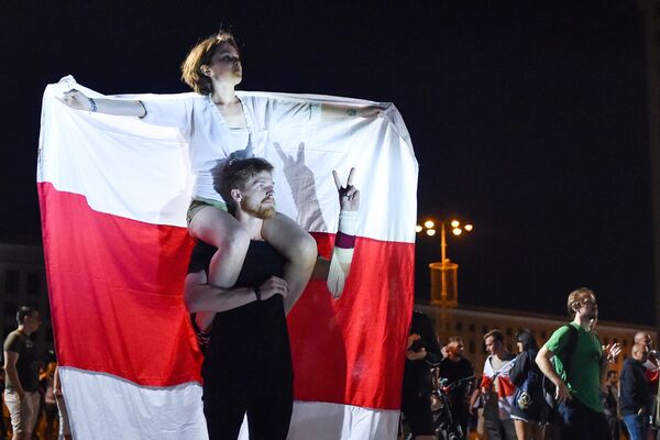 Участники акции протеста на площади Независимости в Минске - Sputnik Moldova