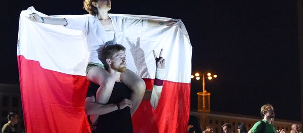 Участники акции протеста на площади Независимости в Минске - Sputnik Moldova-România